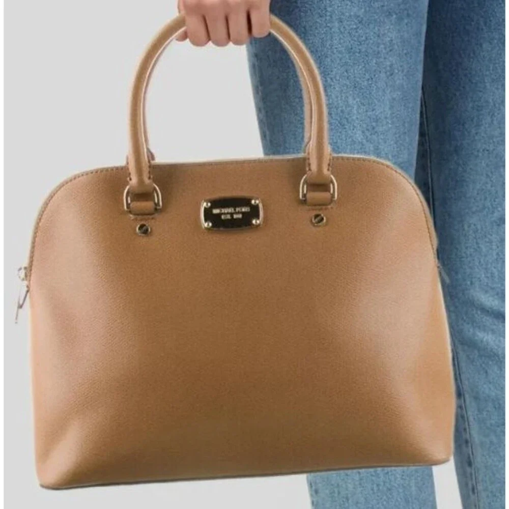 DESIGNER MICHAEL KORS TAN LEATHER TOP ROLLED HANDLES ZIP TOP MED SIZE HANDBAG
